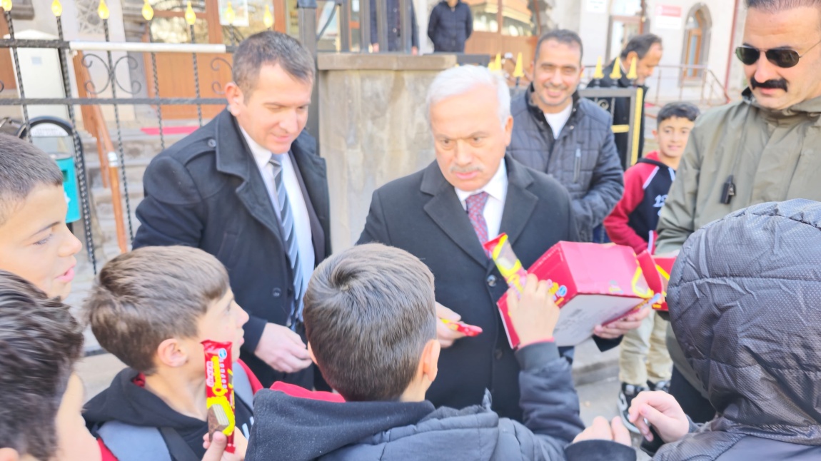 Aksaray Valimiz Öğrencilerimize Çikolata İkram Etti